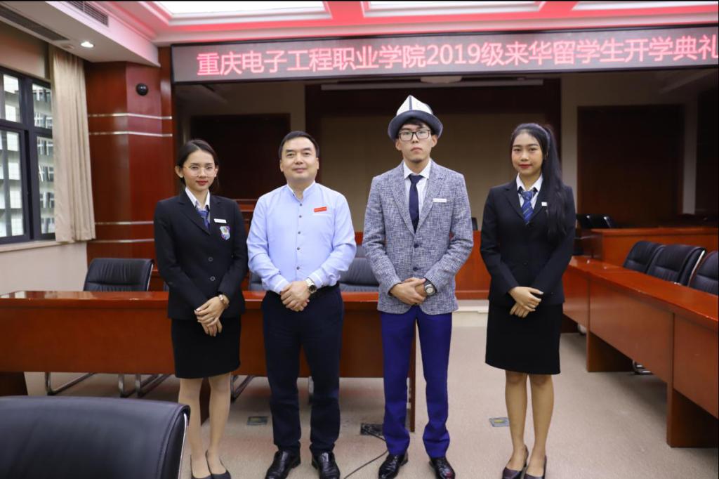 聂强董事长为职工代表佩戴校徽