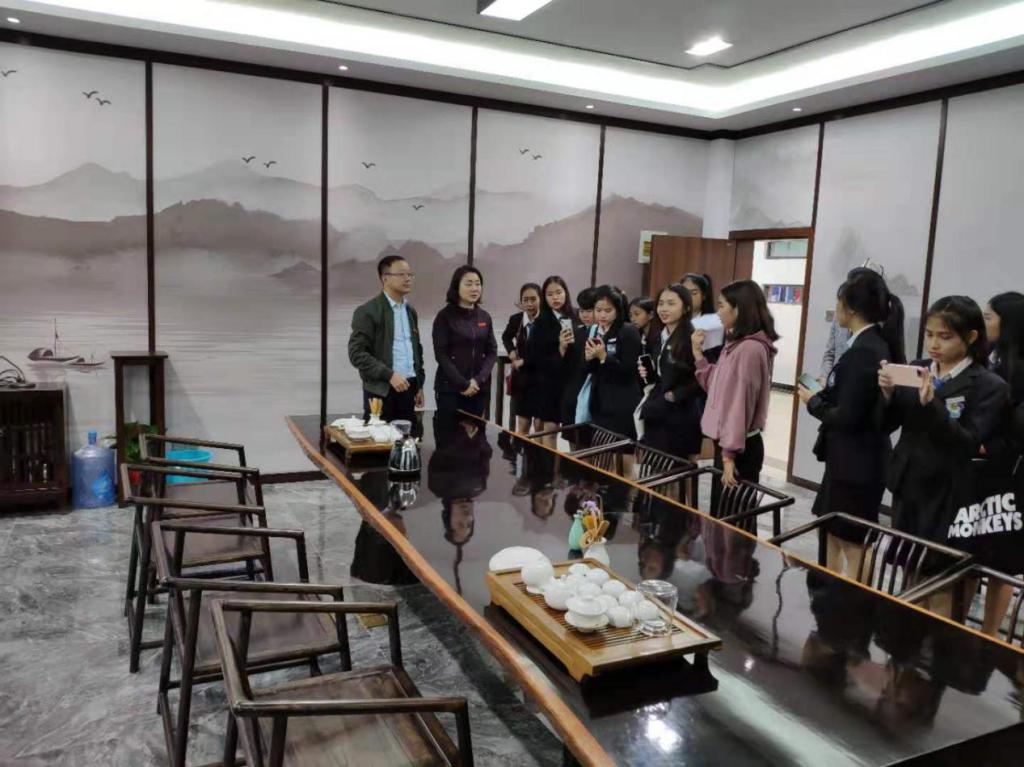 职工参观公司国学中心